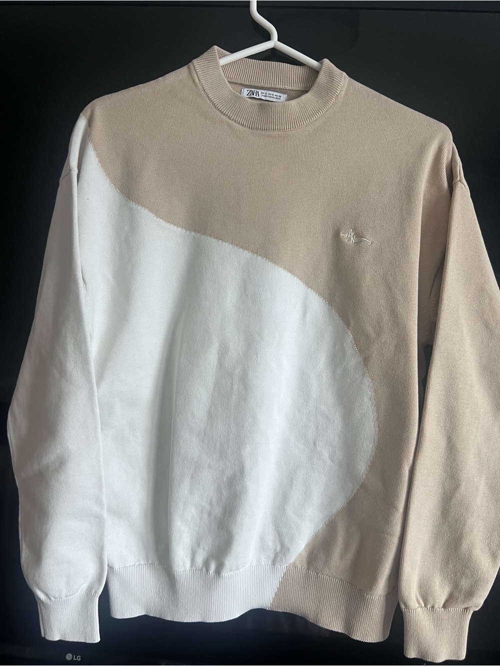 Zara Men's Beige and White Wave-Panel Crewneck Sweater